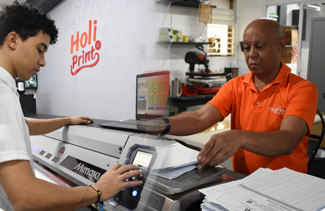 El equipo de Holi Print RD trabajando en la impresora del taller